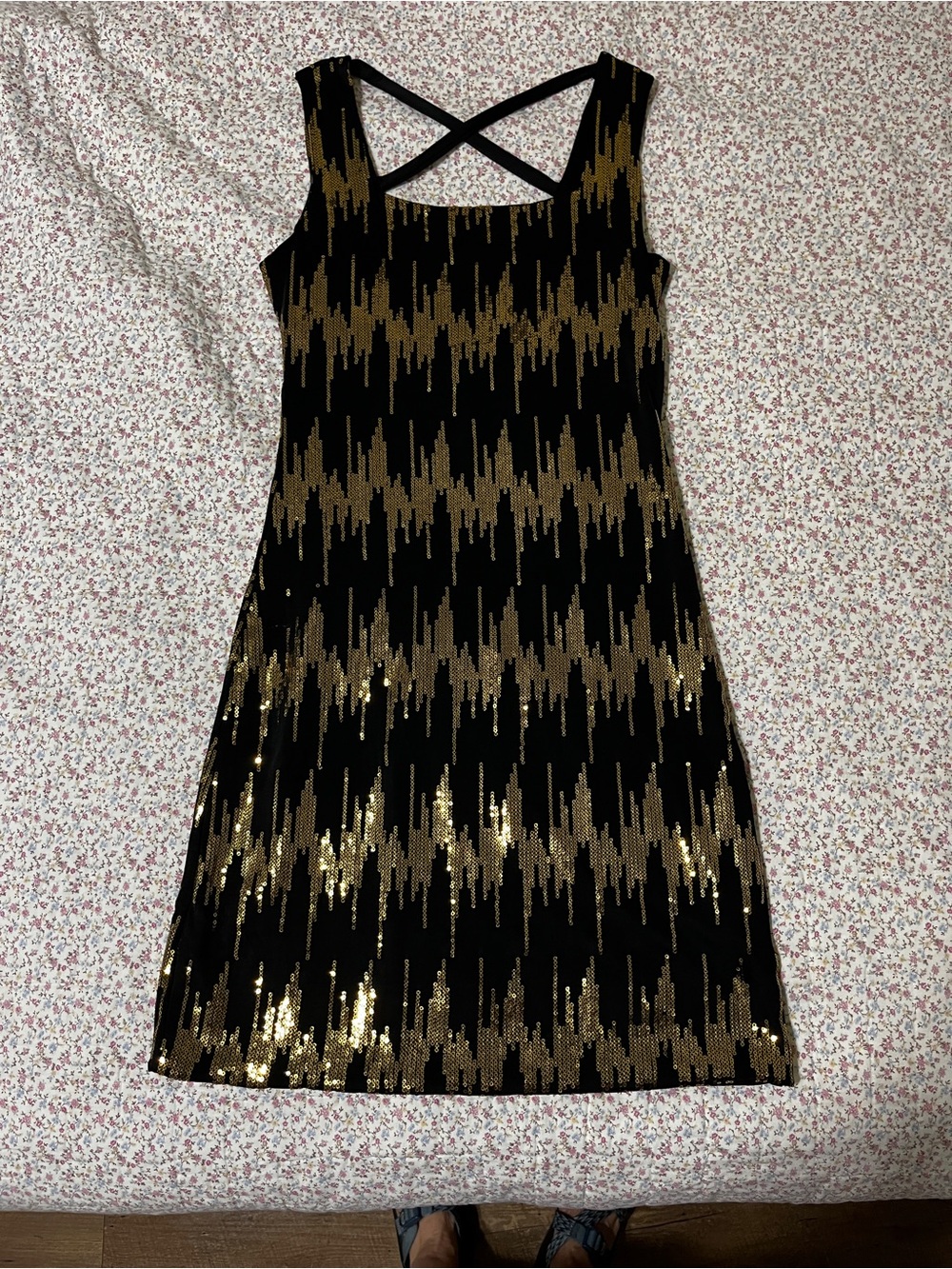 Black & Gold Sequin Sleeveless Cocktail Dress. Small